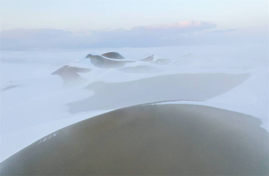 Snow creates winter wonderland in Taklimakan Desert, NW China's Xinjiang
