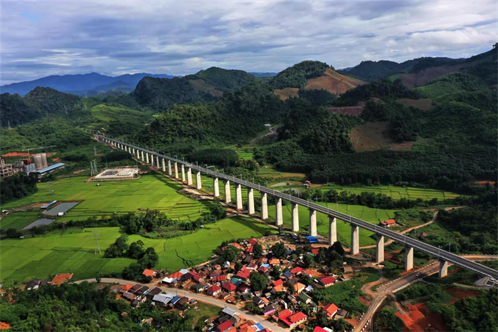 Enjoy breathtaking scenery along newly opened China-Laos railway