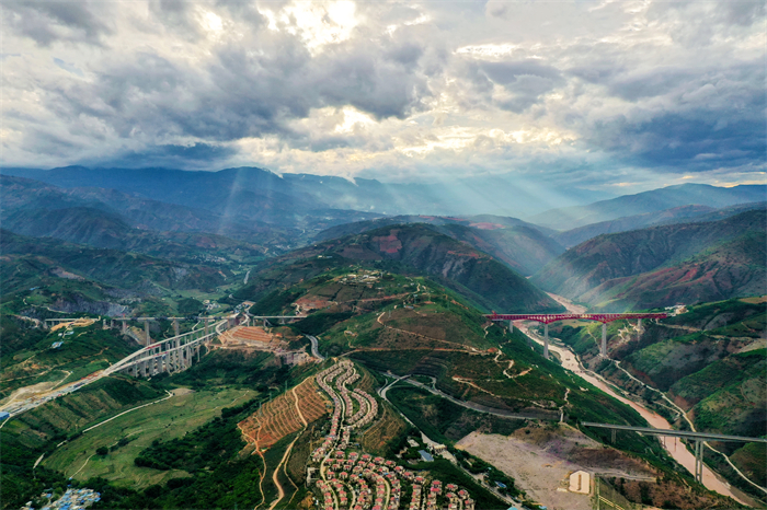 Enjoy breathtaking scenery along newly opened China-Laos railway