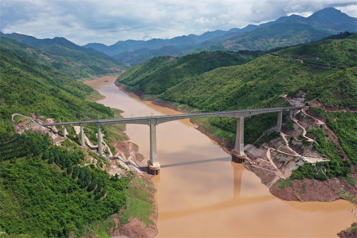 Enjoy breathtaking scenery along newly opened China-Laos railway