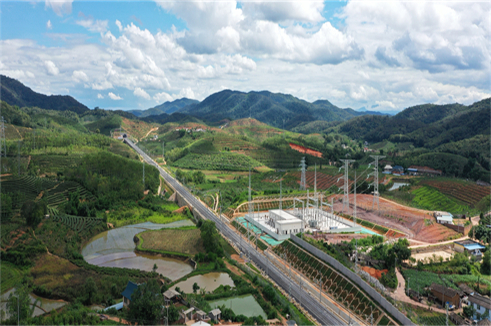Enjoy breathtaking scenery along newly opened China-Laos railway