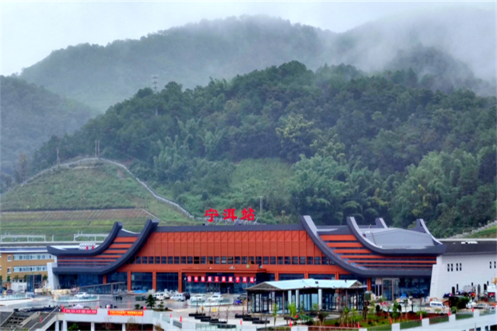 Enjoy breathtaking scenery along newly opened China-Laos railway