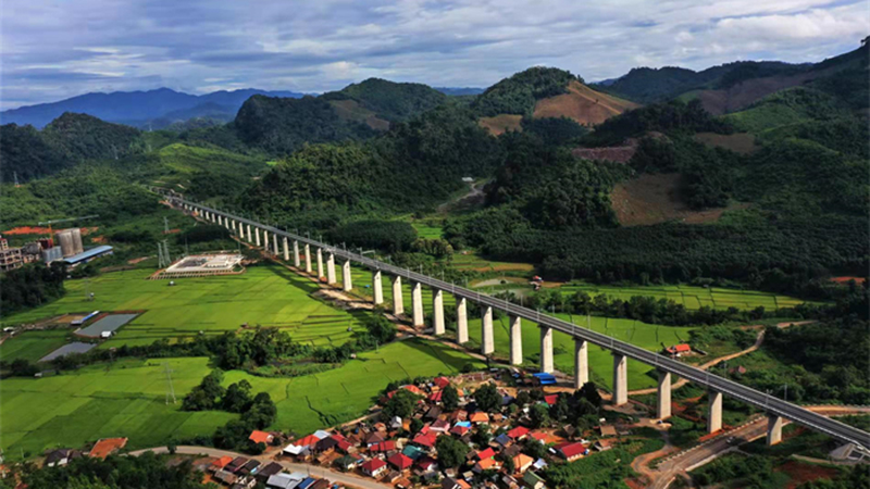 Enjoy breathtaking scenery along newly opened China-Laos railway