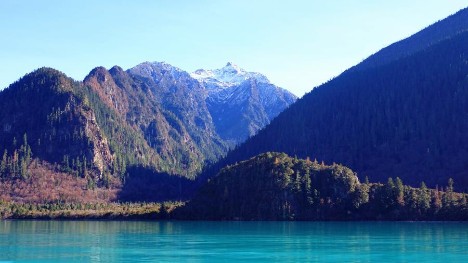 Early winter scenery of Basom Lake
