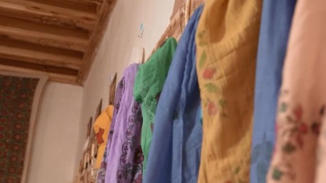 Traditional fabric making technique showcases the colors of life in Xinjiang