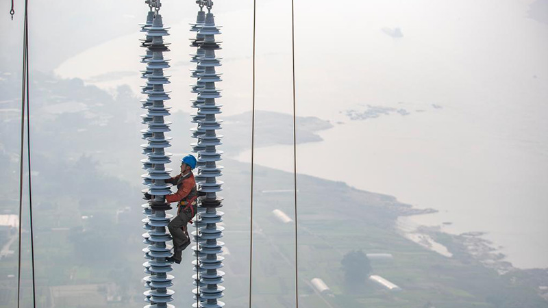 "Spider men" work for power transmission project in Chongqing