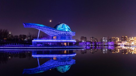 Colorful lights add charm to Beijing