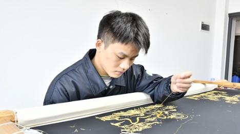 C China's post-00s young embroidery artist passes on ancient techniques