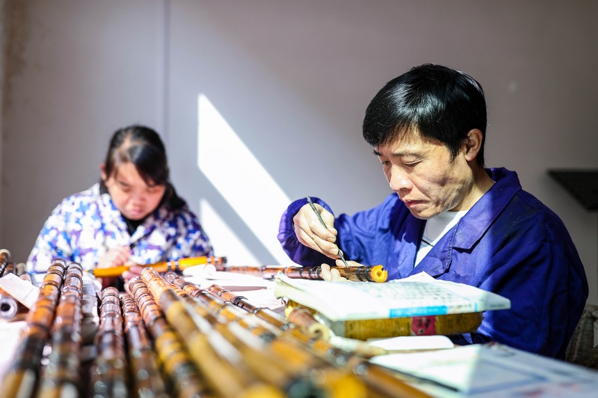 Man in SW China’s Guizhou devotes 30 years to bamboo flute carving
