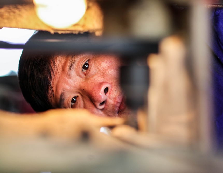 Man in SW China’s Guizhou devotes 30 years to bamboo flute carving