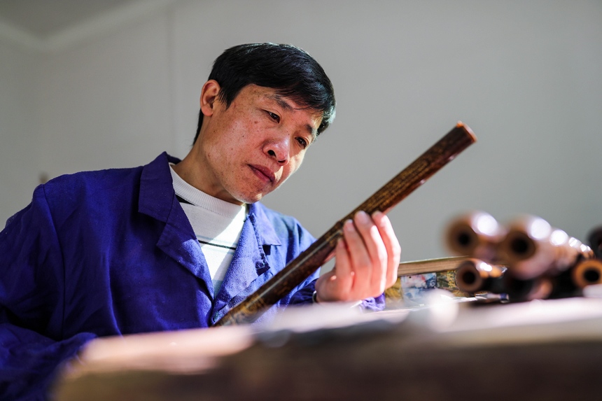 Man in SW China’s Guizhou devotes 30 years to bamboo flute carving