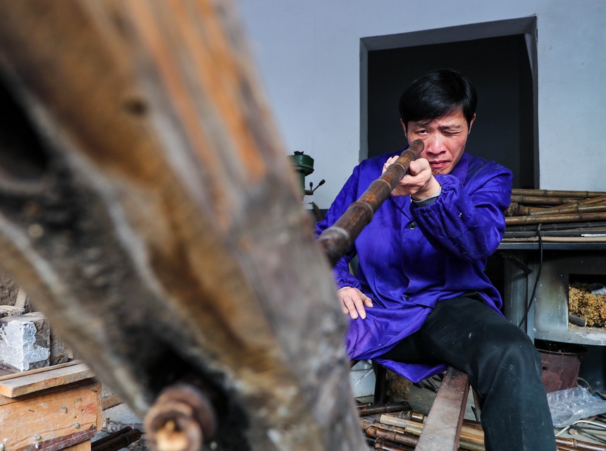 Man in SW China’s Guizhou devotes 30 years to bamboo flute carving