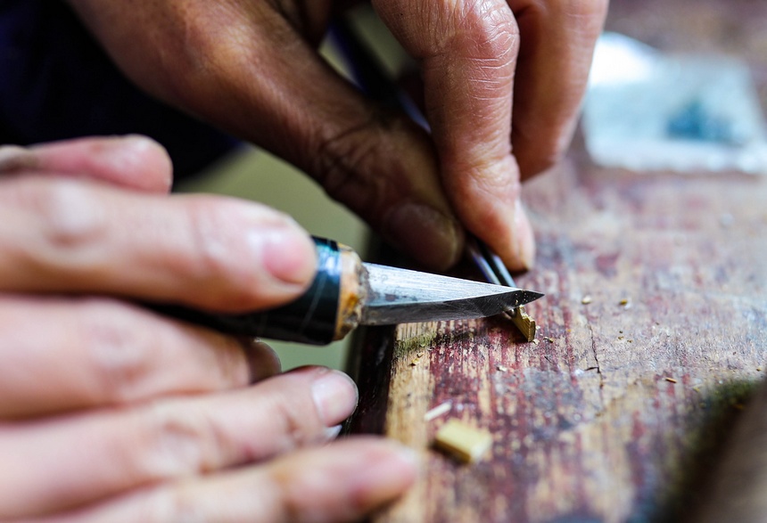 Man in SW China’s Guizhou devotes 30 years to bamboo flute carving