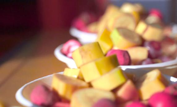 Xinjiang, My home: Kids make sugarcoated fruits on sticks