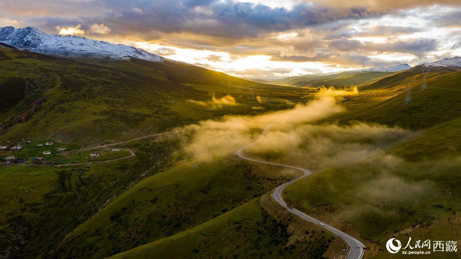 In pics: newly-built roads under sea of clouds in SW China's Tibet