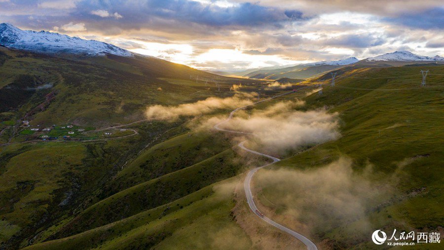 In pics: newly-built roads under sea of clouds in SW China's Tibet