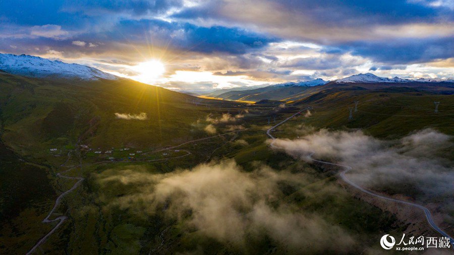 In pics: newly-built roads under sea of clouds in SW China's Tibet