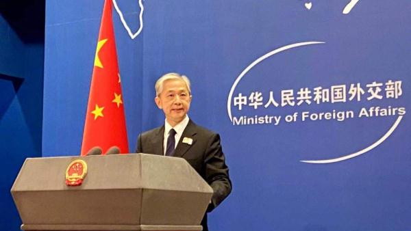 Chinese MFA spokesperson wears a badge to welcome the Winter Olympics