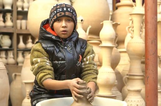 Xinjiang, My home: Young inheritor of old pottery-making technique
