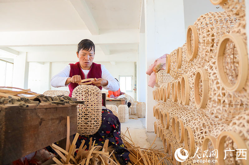 Bamboo weaving industry increases villagers' income in South China's Guangxi