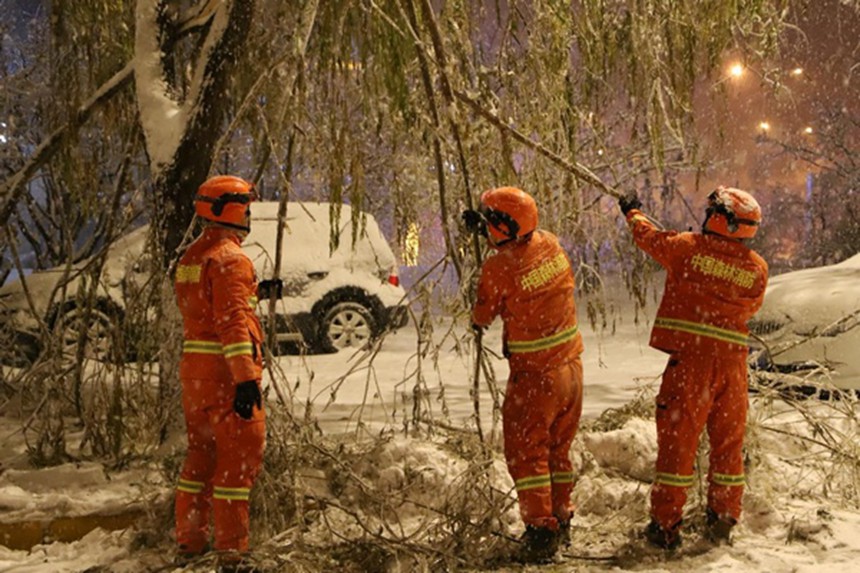Heroes in harm's way: forest firefighters carry out rescue tasks in NE China's Heilongjiang