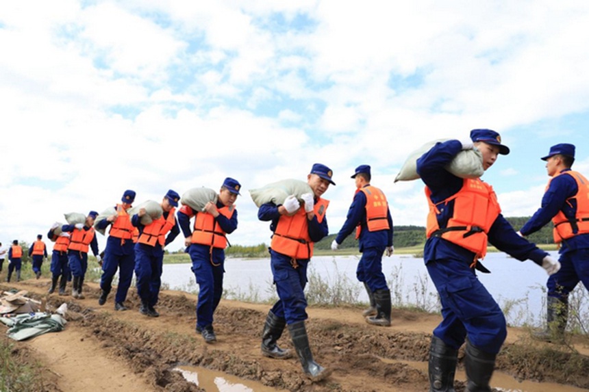 Heroes in harm's way: forest firefighters carry out rescue tasks in NE China's Heilongjiang