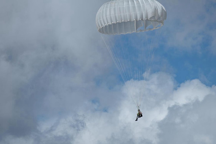 Female soldiers complete first parachute jump in Tibet