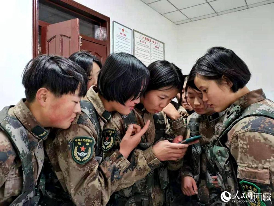 Female soldiers complete first parachute jump in Tibet