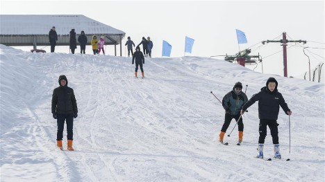 What makes NW China’s Xinjiang paradise for ski enthusiasts?