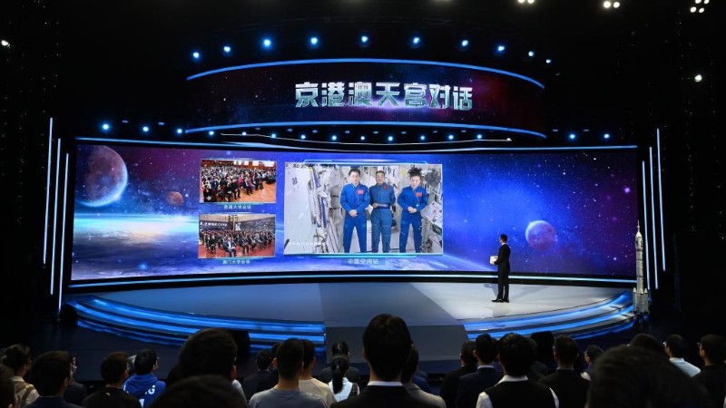 Chinese astronauts, students in space-Earth talk on New Year's Day