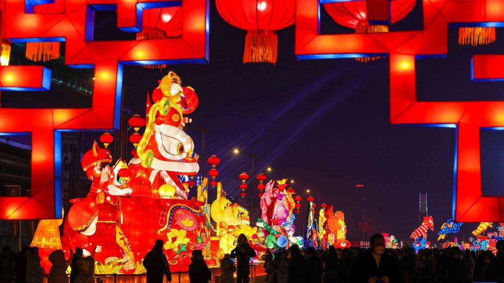 People visit lantern show in Xinjiang