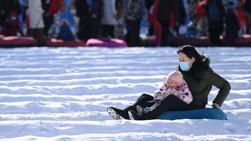 People enjoy holiday at ice, snow carnival in Beijing