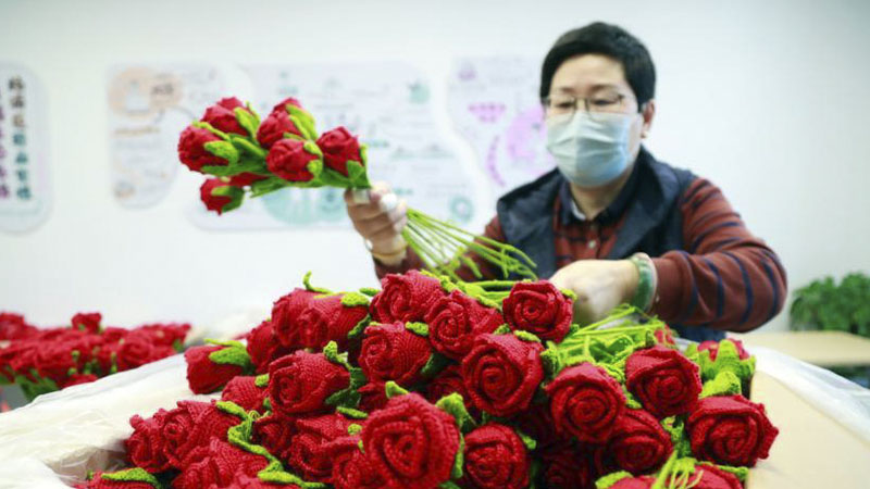 Shanghai aunties make woolen bouquets for Winter Olympics