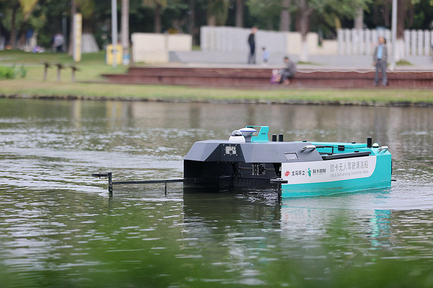 Hainan tests first self-driving sanitation boat for higher cleaning efficiency on waterways