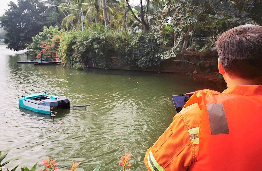 Hainan tests first self-driving sanitation boat for higher cleaning efficiency on waterways