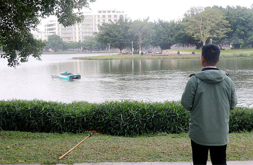 Hainan tests first self-driving sanitation boat for higher cleaning efficiency on waterways