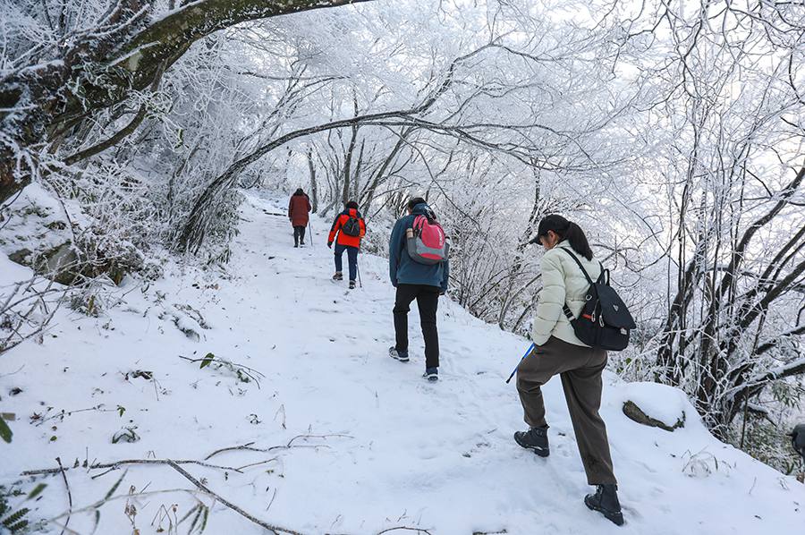 Enchanting sight after snowfall at Jingshe Ancient Road in E China's Anhui