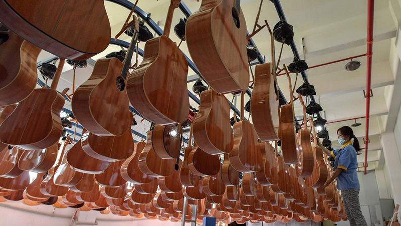 Booming guitar industry brings better life to once-impoverished county in SW China