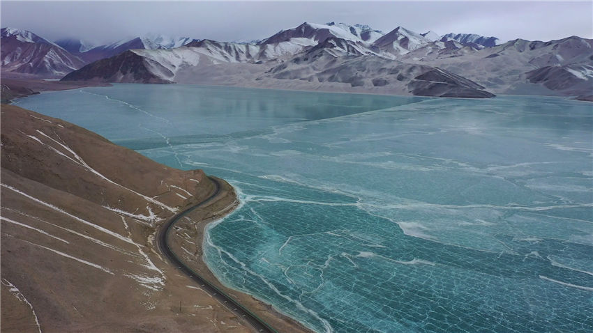 Witness spectacular bluish hues of jigsaw puzzle-like icescape at NW China's Baisha Lake