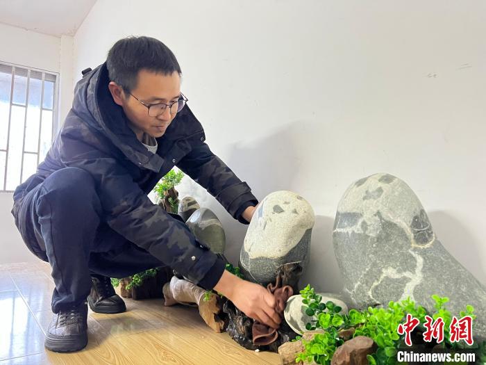 Man collects 300 precious stones that resemble the appearance of prized giant pandas