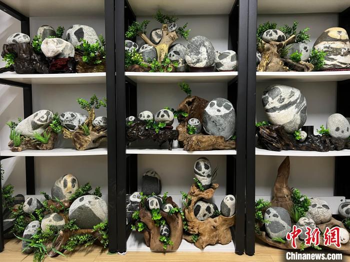 Man collects 300 precious stones that resemble the appearance of prized giant pandas
