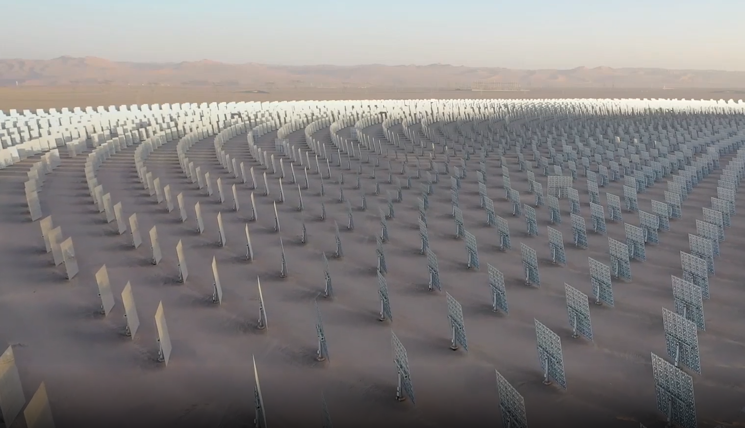 12,000 mirrors! A peek at China's largest "super mirror power plant" in Dunhuang