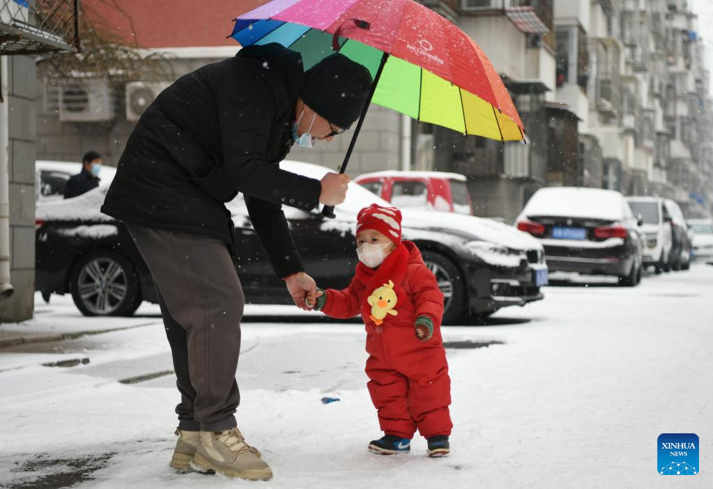 People enjoy snow scenery at scenic spots in Beijing