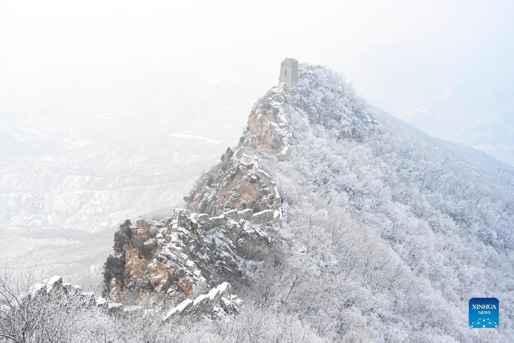 Snow scenery of Wangjinglou section of Great Wall in Beijing