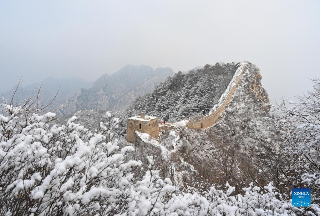 Snow scenery of Wangjinglou section of Great Wall in Beijing