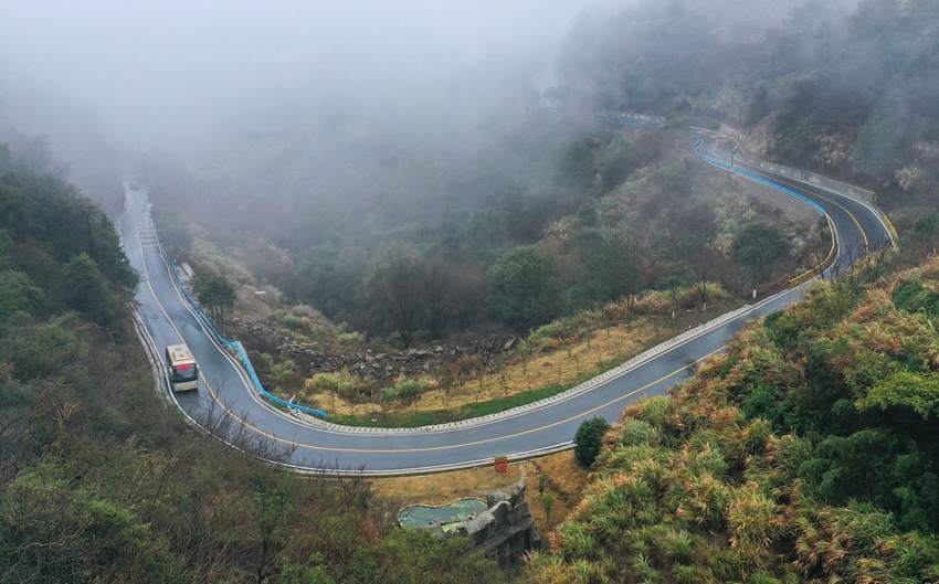 Bus services along mountainous zigzag road brings added convenience to villagers in east China's Jiangxi