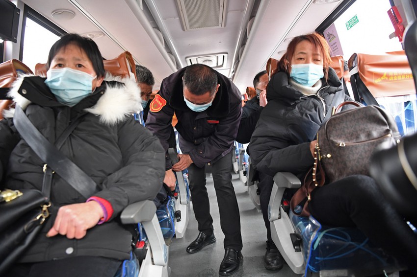 Bus services along mountainous zigzag road brings added convenience to villagers in east China's Jiangxi