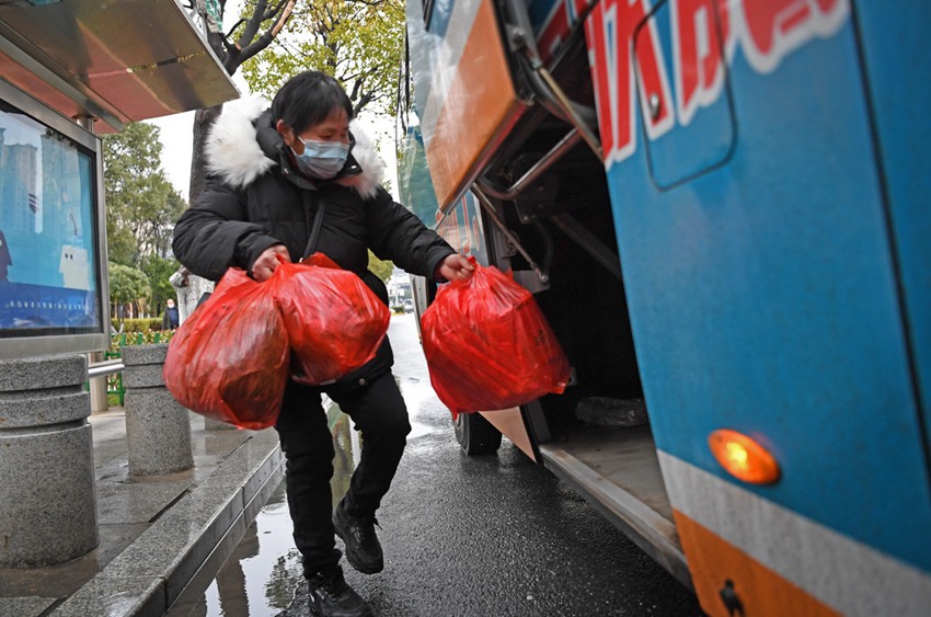 Bus services along mountainous zigzag road brings added convenience to villagers in east China's Jiangxi