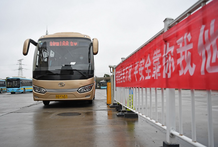 Bus services along mountainous zigzag road brings added convenience to villagers in east China's Jiangxi