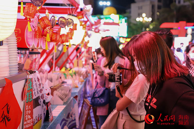 Celebrations for Lantern Festival held in S China's Sanya attract many visitors